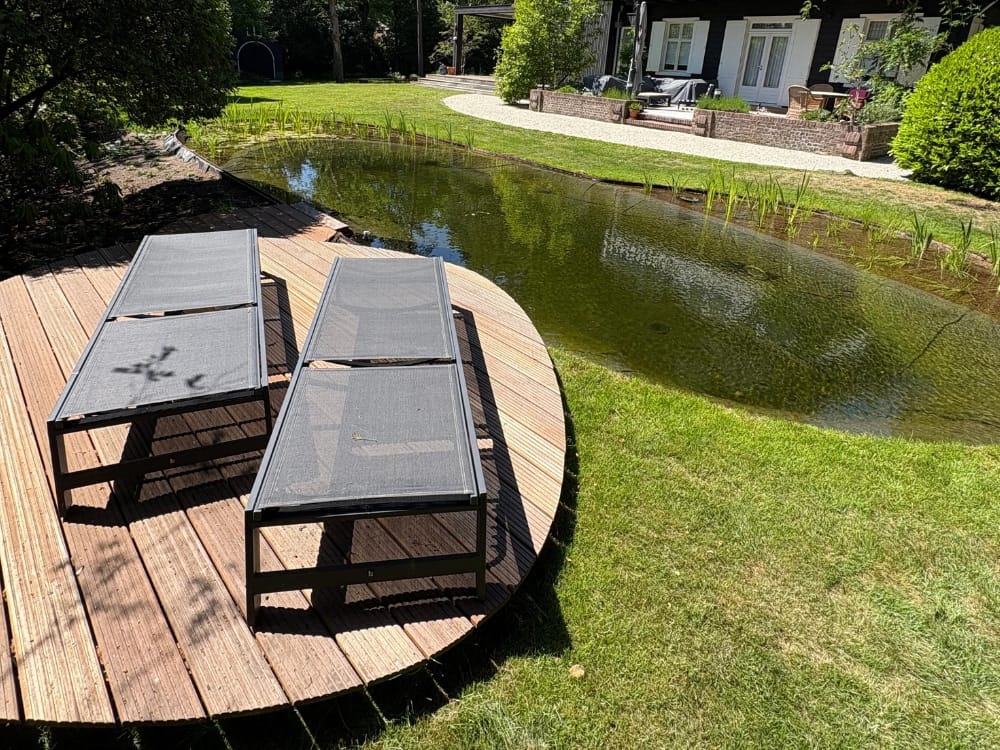 Houten Vlonder met Ligbedden aan Natuurlijke Zwemvijver Doorwerth